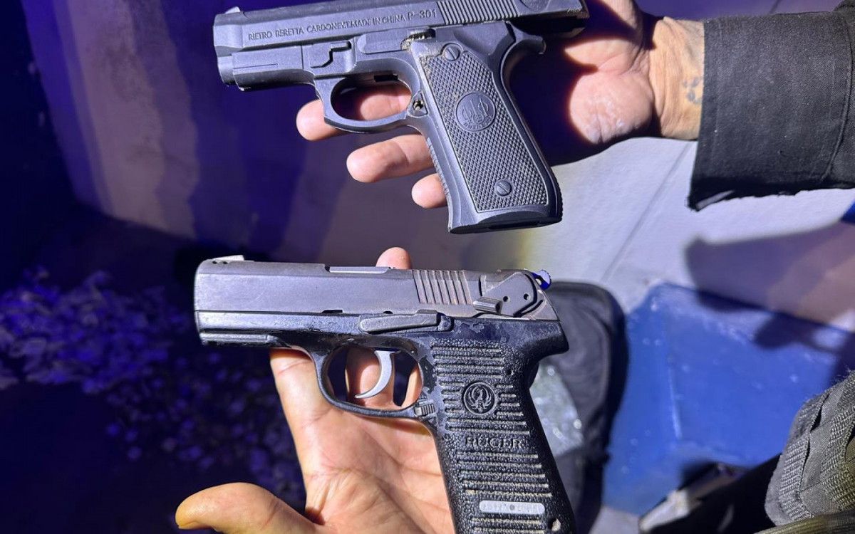 A pistola e a réplica apreendida com o criminoso preso pelos policiais militares