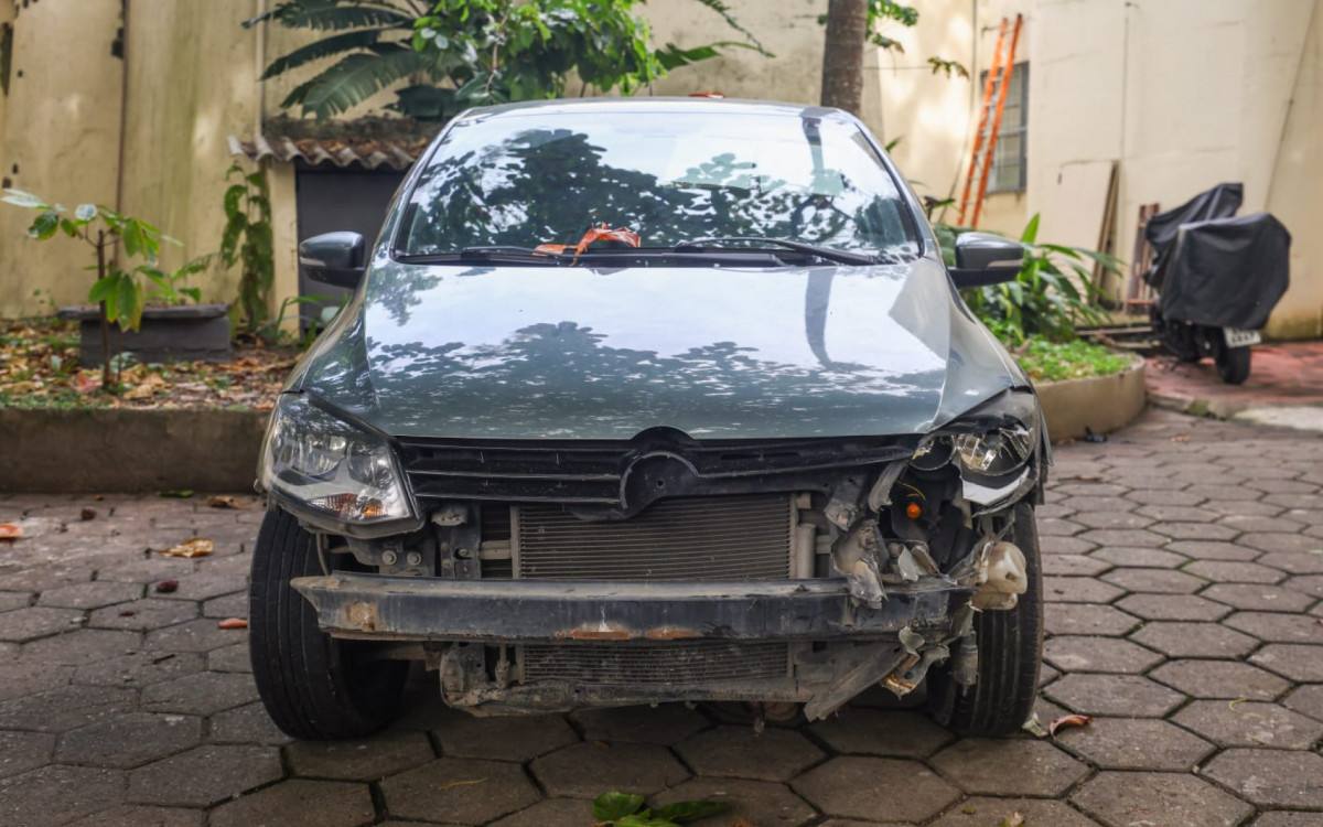 O carro em que estava Elaine Esteves ficou parcialmente destruído após colisão na Avenida Brasil - Renan Areiais/Agência O DIA