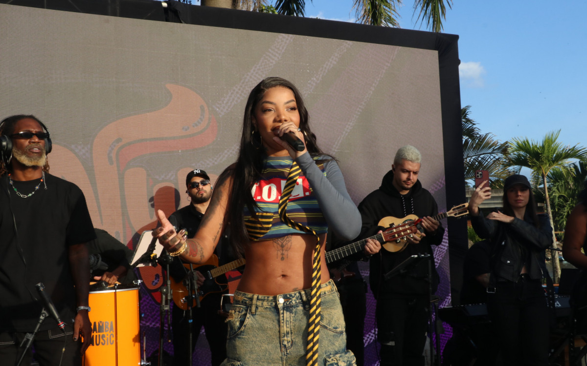 Ludmilla faz apresentação exclusiva do \'Numanice\' para a seleção brasileira feminina 