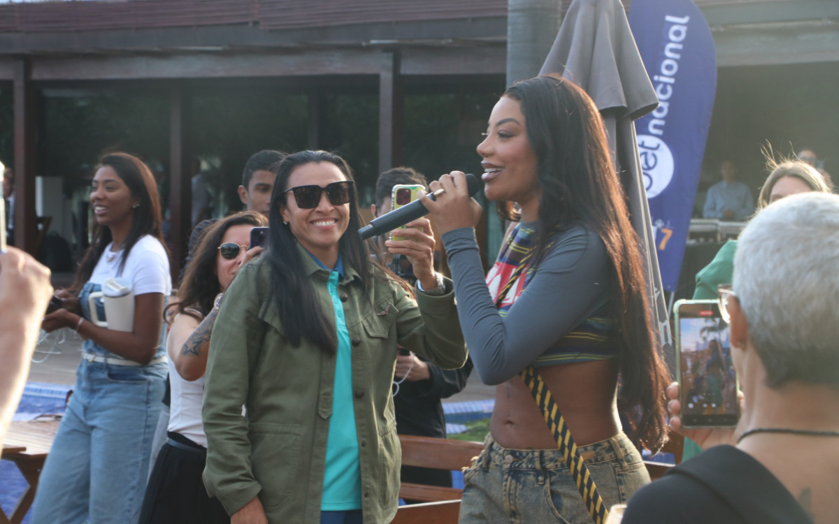 Ludmilla faz apresentação exclusiva do \'Numanice\' para a seleção brasileira feminina 