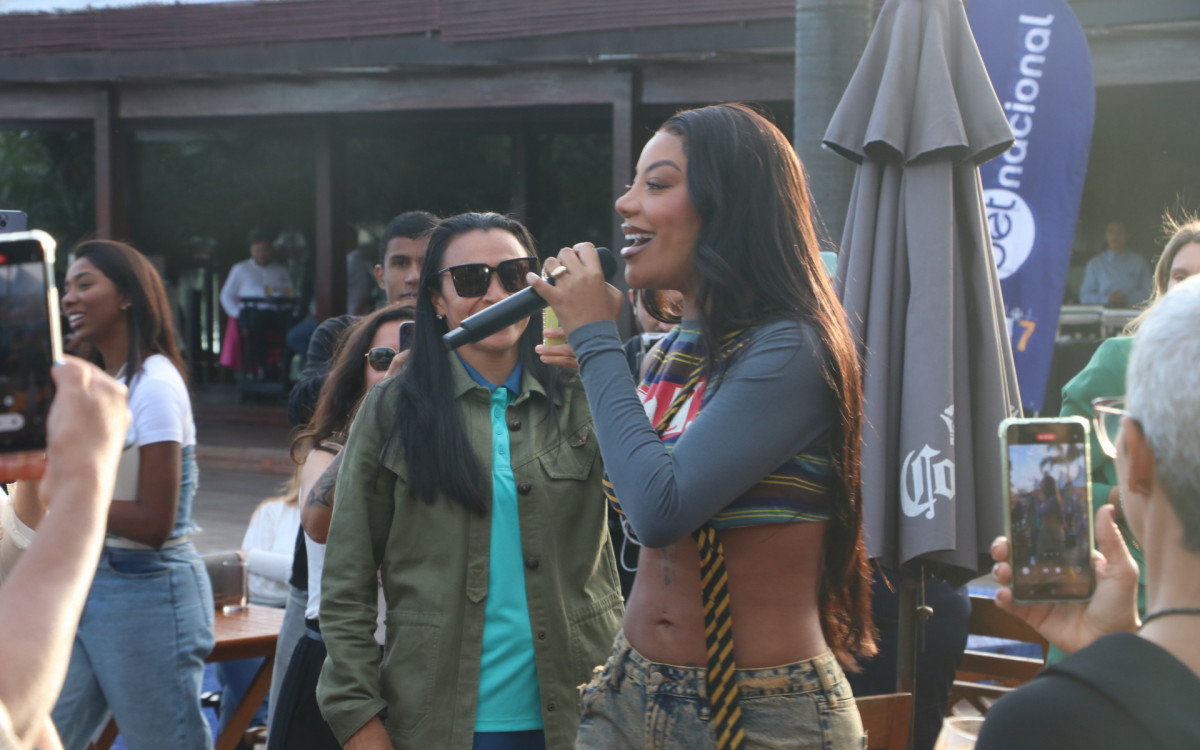 Ludmilla faz apresentação exclusiva do \'Numanice\' para a seleção brasileira feminina 