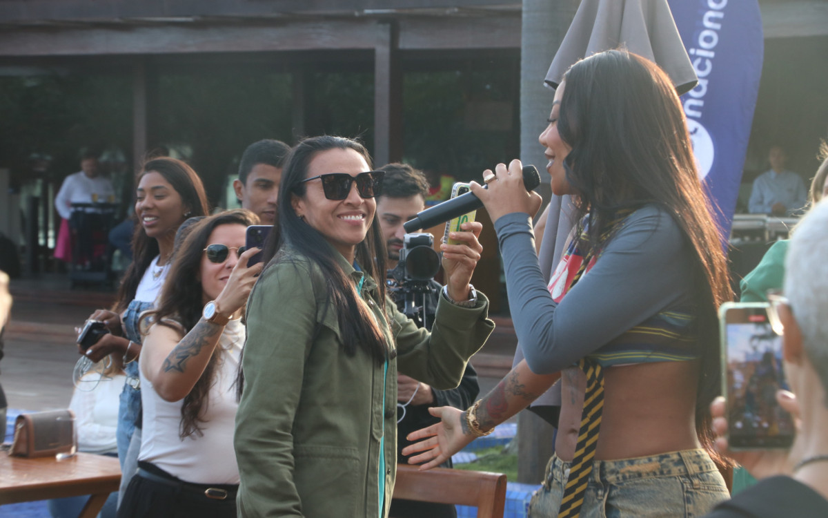 Ludmilla faz apresentação exclusiva do \'Numanice\' para a seleção brasileira feminina 