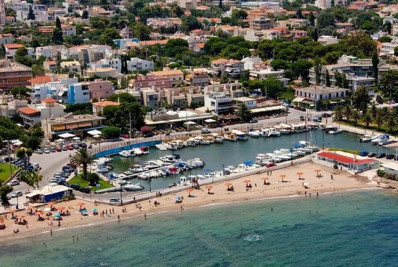 Moradores fogem de cidade histórica ameaçada por incêndios florestais na Grécia