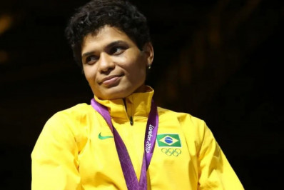 Ex-atleta brasileira vende medalha olímpica em leilão e a recebe de volta