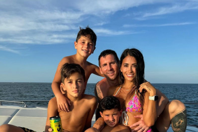 Mulher de Messi compartilha fotos do passeio de barco com os filhos