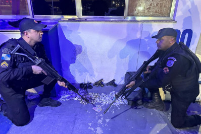 PM prende criminoso com pistolas e grande quantidade de drogas no Az de Ouro em Nilópolis