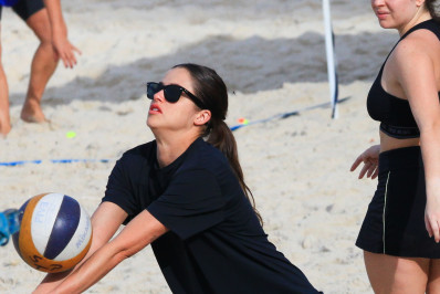 No elenco de 'Mania de Você', Agatha Moreira pratica vôlei na Zona Oeste