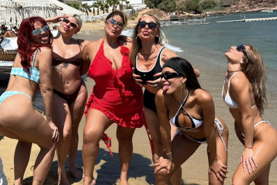Anitta, Bruna Griphao, Duda Beat e mais famosas curtem praia na Grécia 
