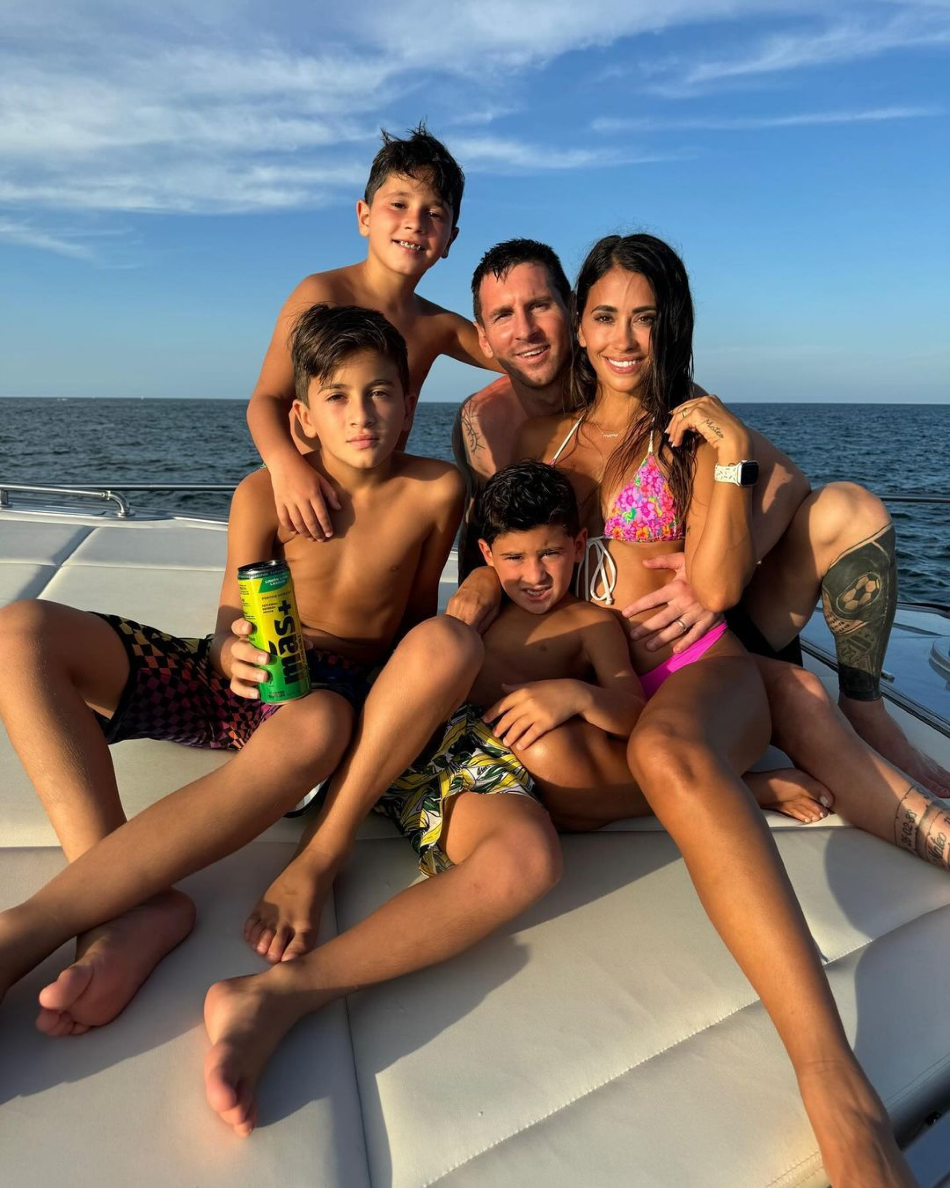 Antonela Roccuzzo, Lionel Messi e filhos durante passeio - Reprodução / Instagram
