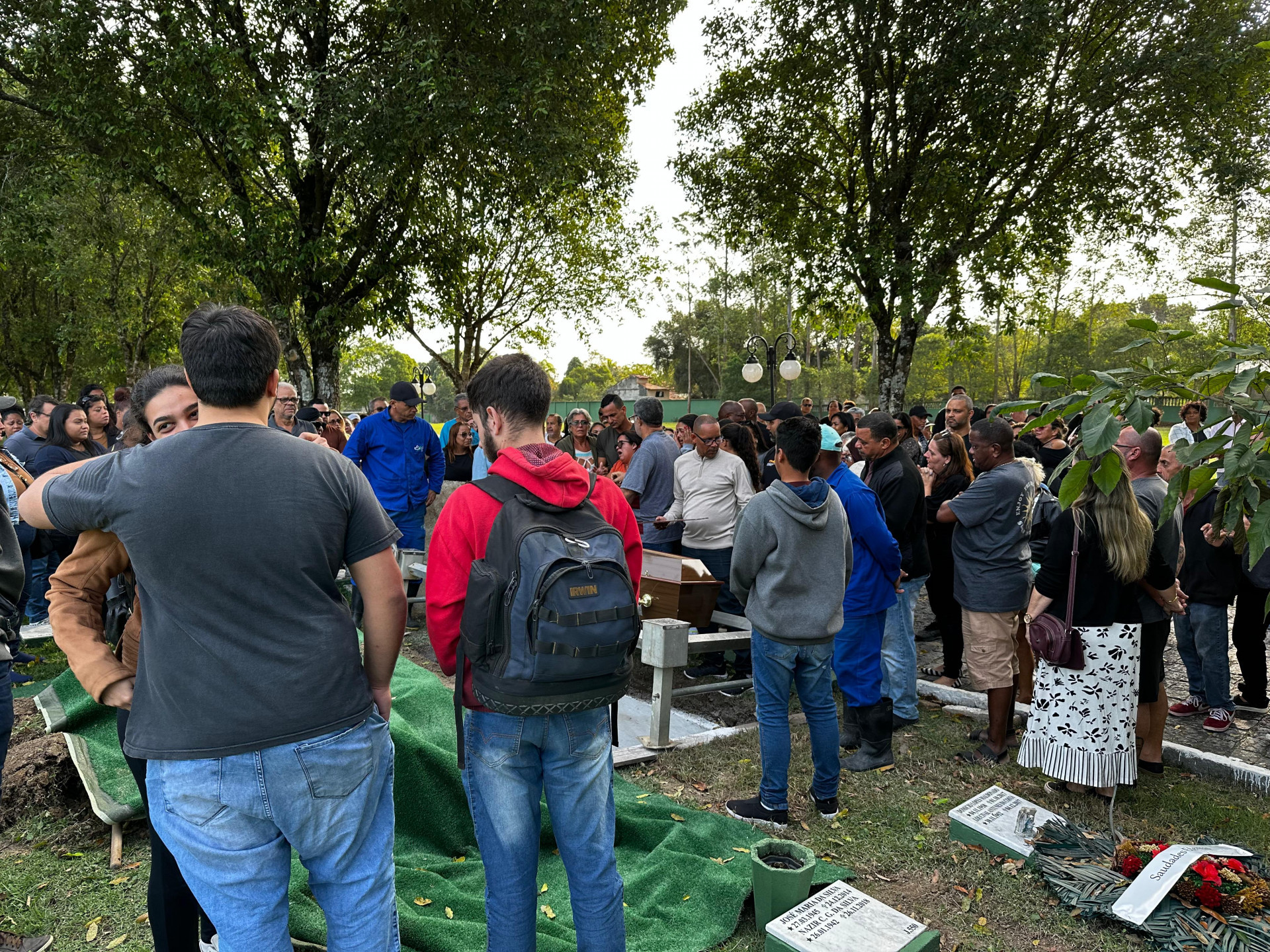 Parentes e amigos no sepultamento de Elaine Esteves, no Cemitério Parque da Paz, em Itaboraí, nesta segunda-feira (12) - Manuela Carvalho/O Dia