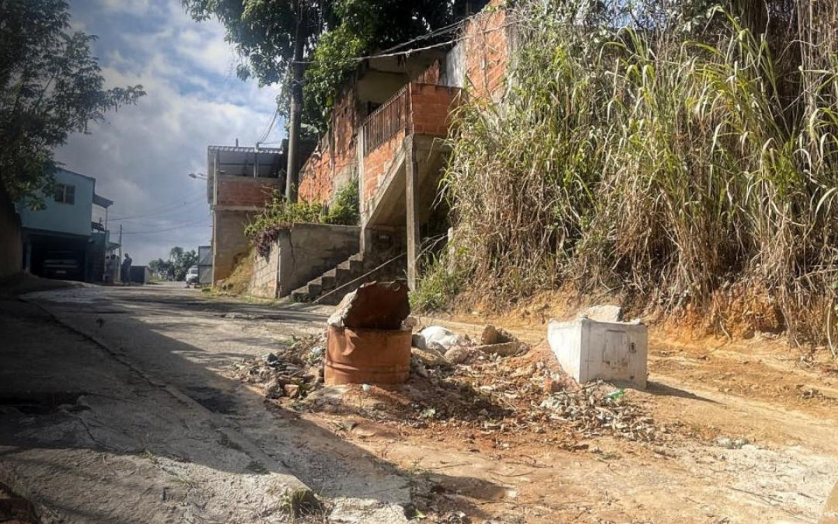 As barricadas atrapalhavam o deslocamento livre dos moradores e o acesso para realizações de obras da Prefeitura de Belford Roxo