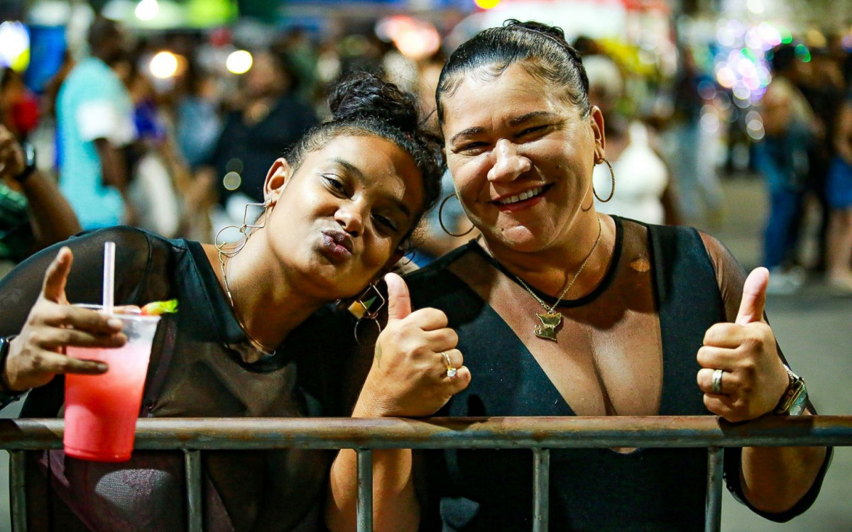 As vizinhas Kelly Vieira e Cátia Daniel estavam animadas e cantando todas as músicas durante o show