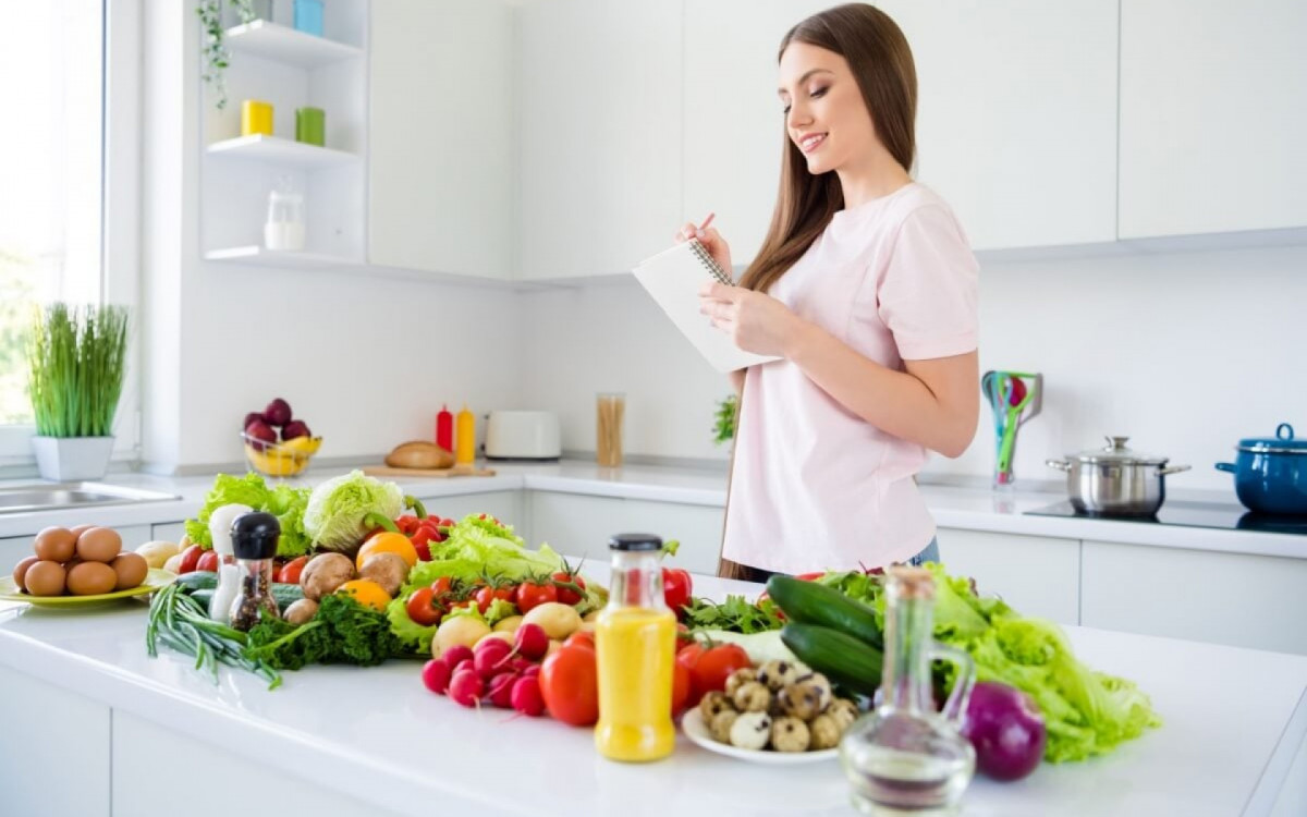 O cuidado com a alimenta&ccedil;&atilde;o &eacute; importante para garantir a imunidade (Imagem: Roman Samborskyi | Shutterstock) 