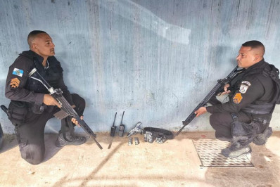 PM prende dois suspeitos com pistola e munições no Completo de Santa Tereza em Belford Roxo