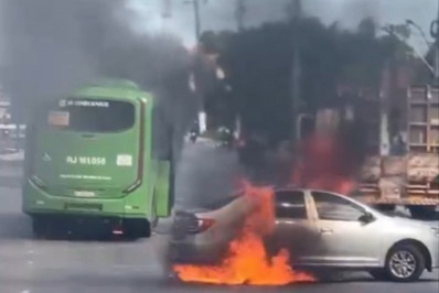 Criminosos incendeiam ônibus e carro durante operação da PM em Duque de Caxias