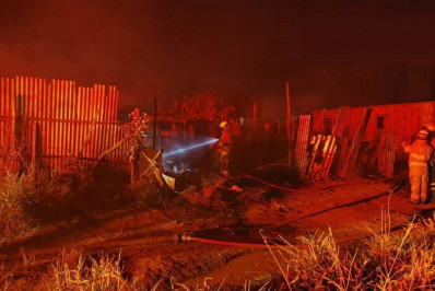 Cinco pessoas, incluindo três crianças, são encontradas carbonizadas após incêndio em casa de madeira