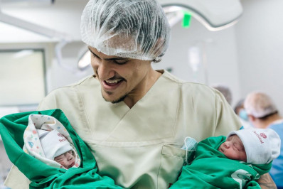 Pedro, do Flamengo, anuncia nascimento das filhas gêmeas: 'Duas bênçãos'