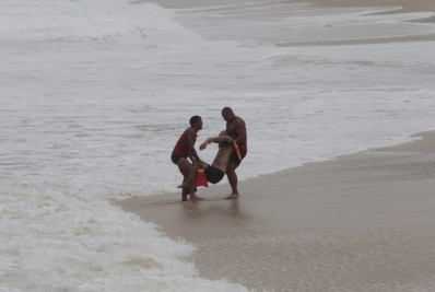 Idoso morre após ser arrastado por onda e se afogar na Praia do Leme