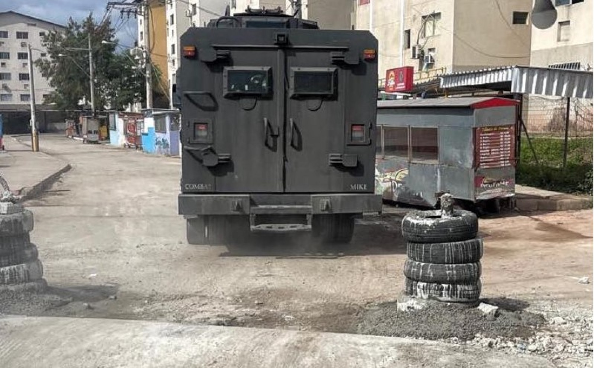 V&aacute;rias ruas tiveram barricadas retiradas em Santa Teresa - Divulga&ccedil;&atilde;o / Dani Souza / 39&ordm; BPM