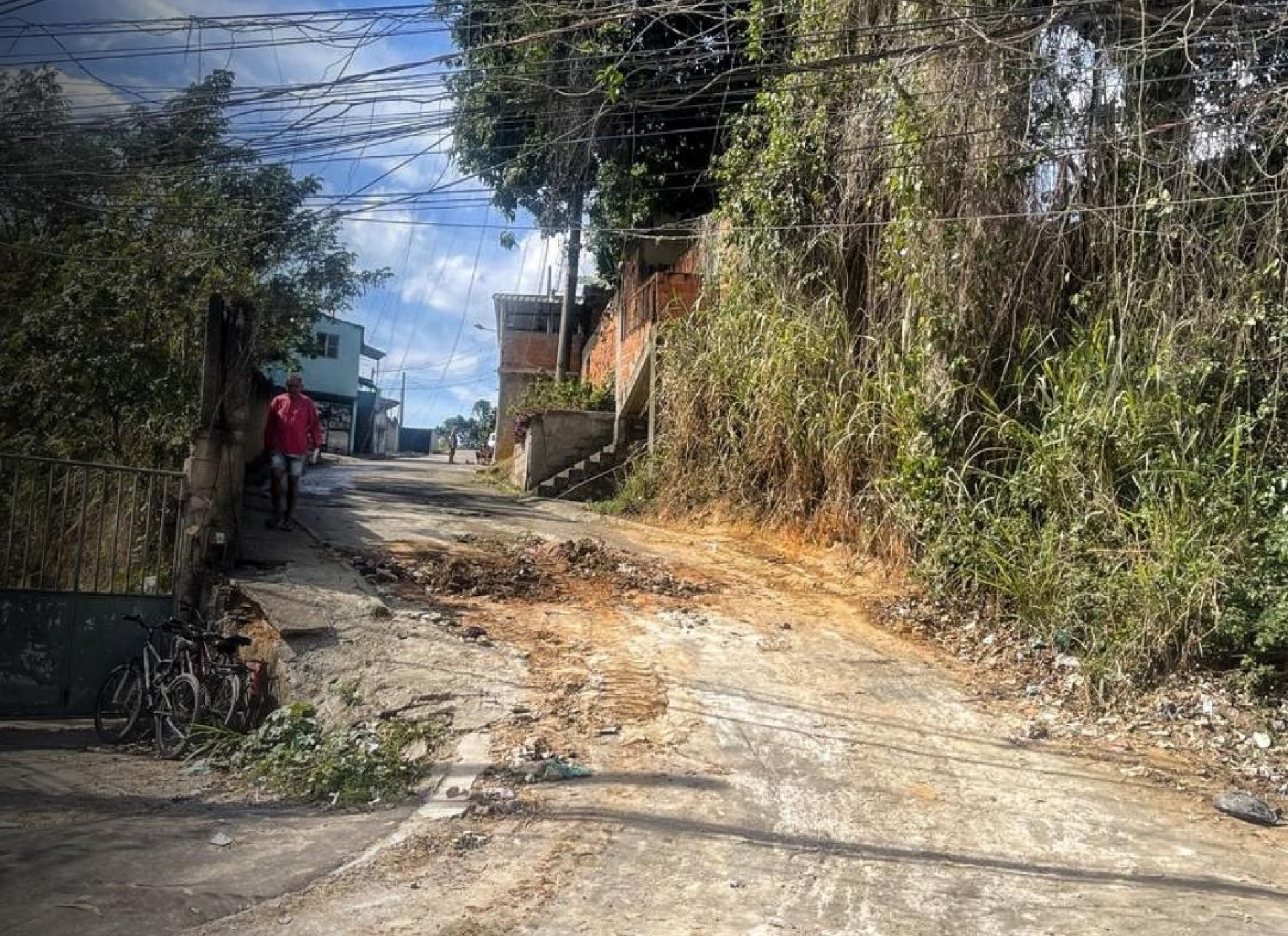 Uma rua limpa ap&oacute;s a retirada das barricadas pelos policiais militares - Divulga&ccedil;&atilde;o / Dani Souza / 39&ordm; BPM