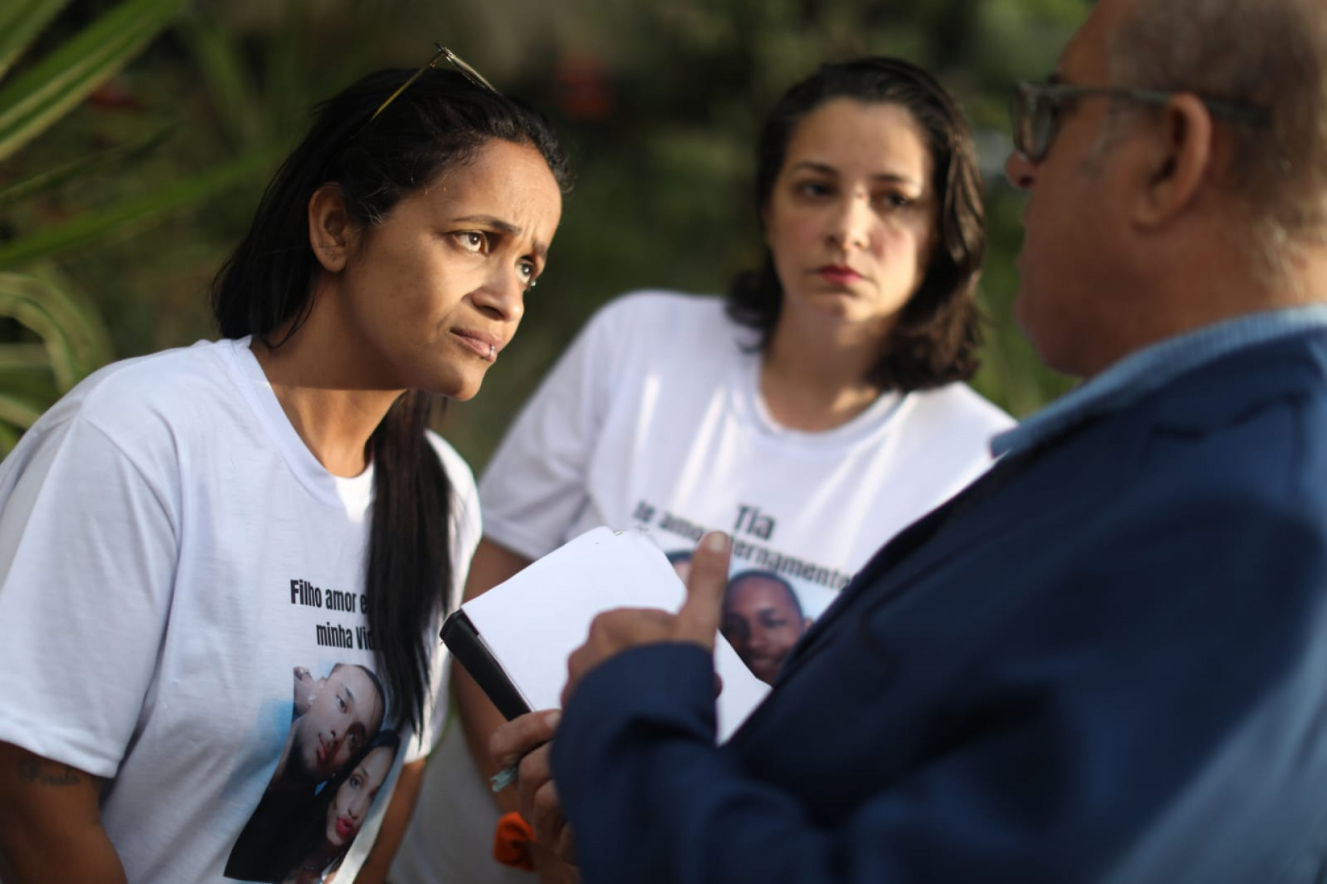 M&ocirc;nica Ramos conversa com advogado da fam&iacute;lia na sede da DHC - Pedro Teixeira / Ag&ecirc;ncia O Dia