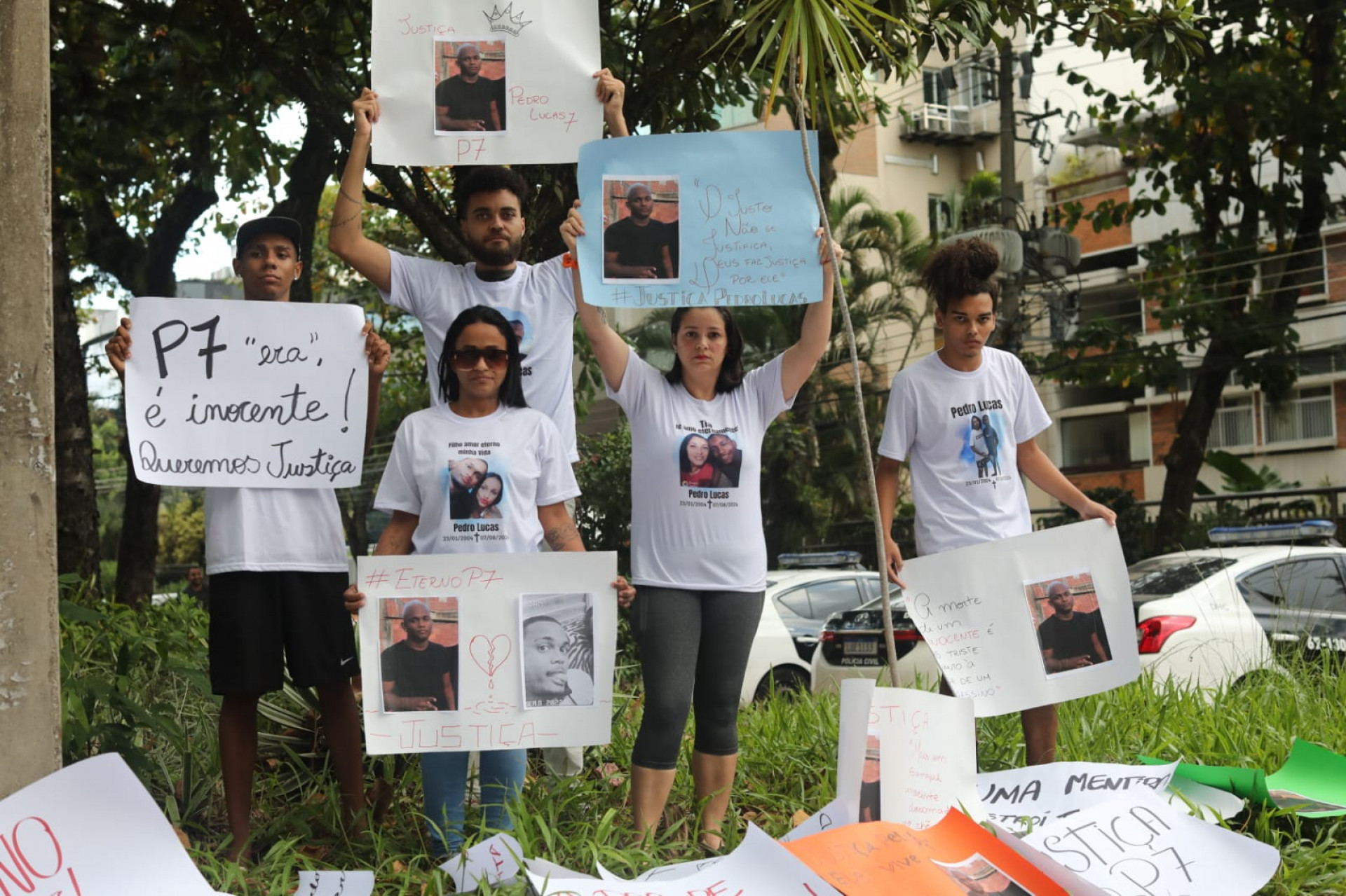 Familiares e amigos de Pedro Lucas Ramos estiveram na DHC nesta ter&ccedil;a pedindo justi&ccedil;a - Pedro Teixeira / Ag&ecirc;ncia O Dia