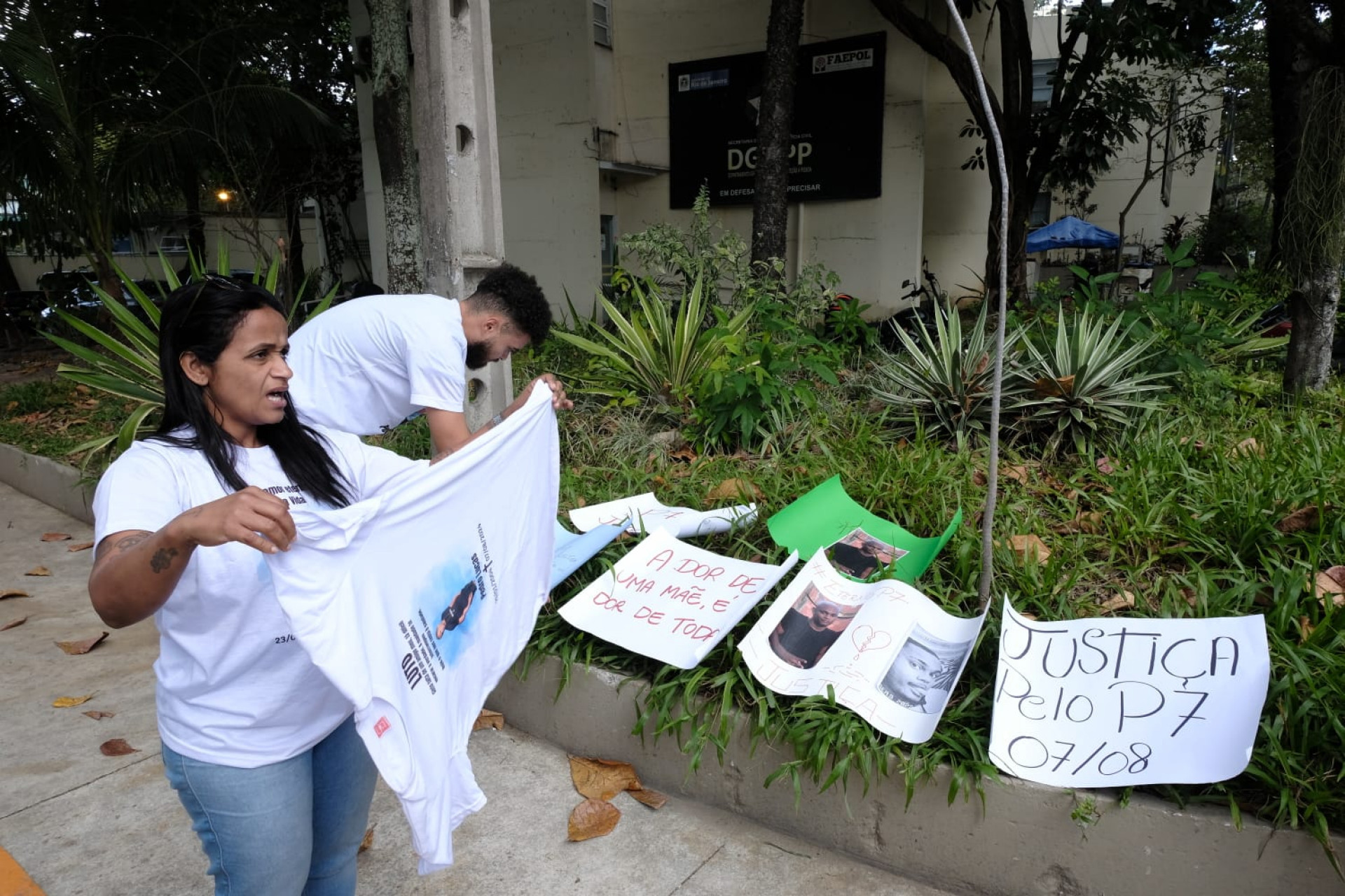 Familiares e amigos de Pedro Lucas Ramos estiveram na DHC nesta ter&ccedil;a - Pedro Teixeira / Ag&ecirc;ncia O Dia
