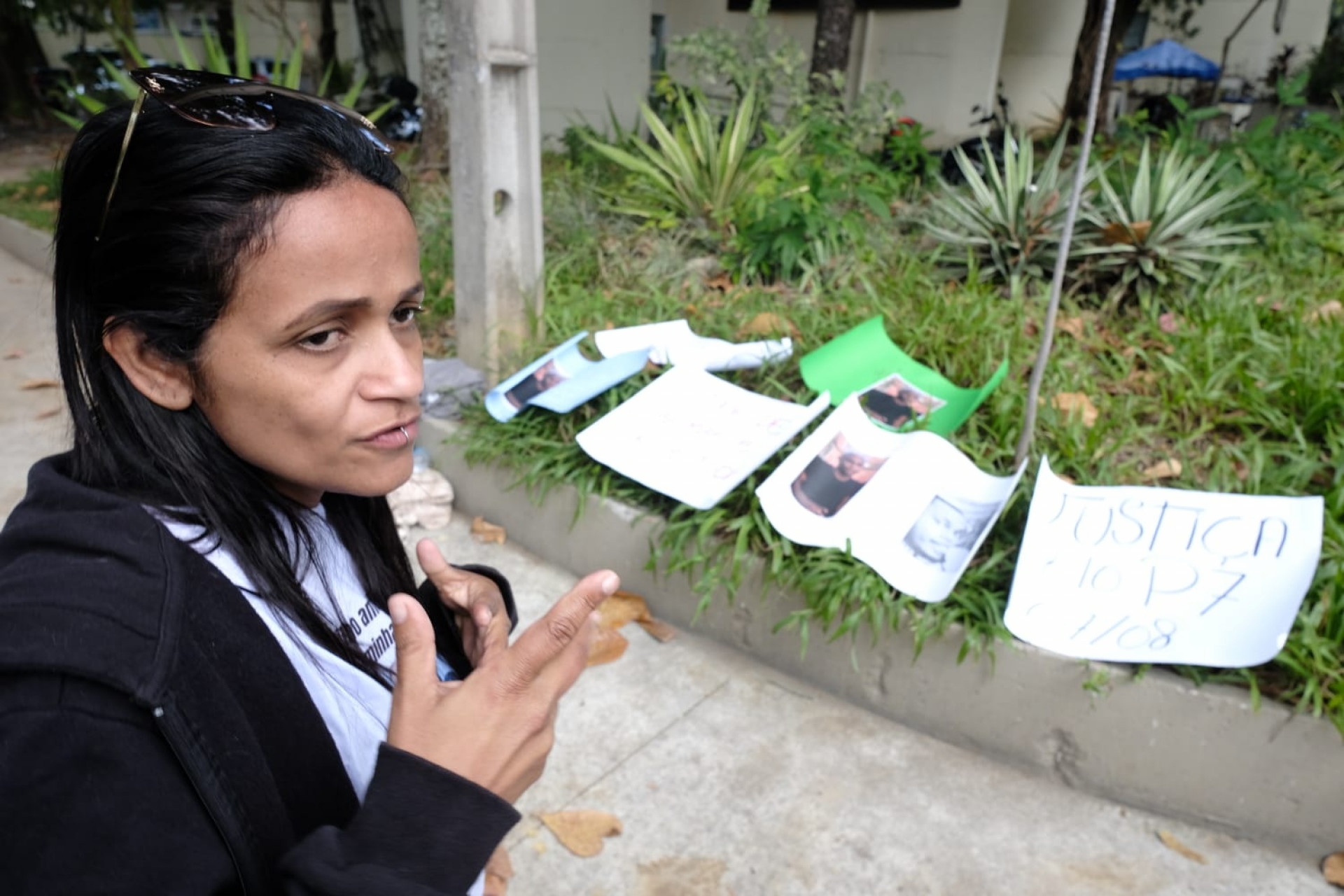 M&ocirc;nica Ramos, m&atilde;e de Pedro Lucas, levou cartazes pedindo justi&ccedil;a para o filho - Pedro Teixeira / Ag&ecirc;ncia O Dia