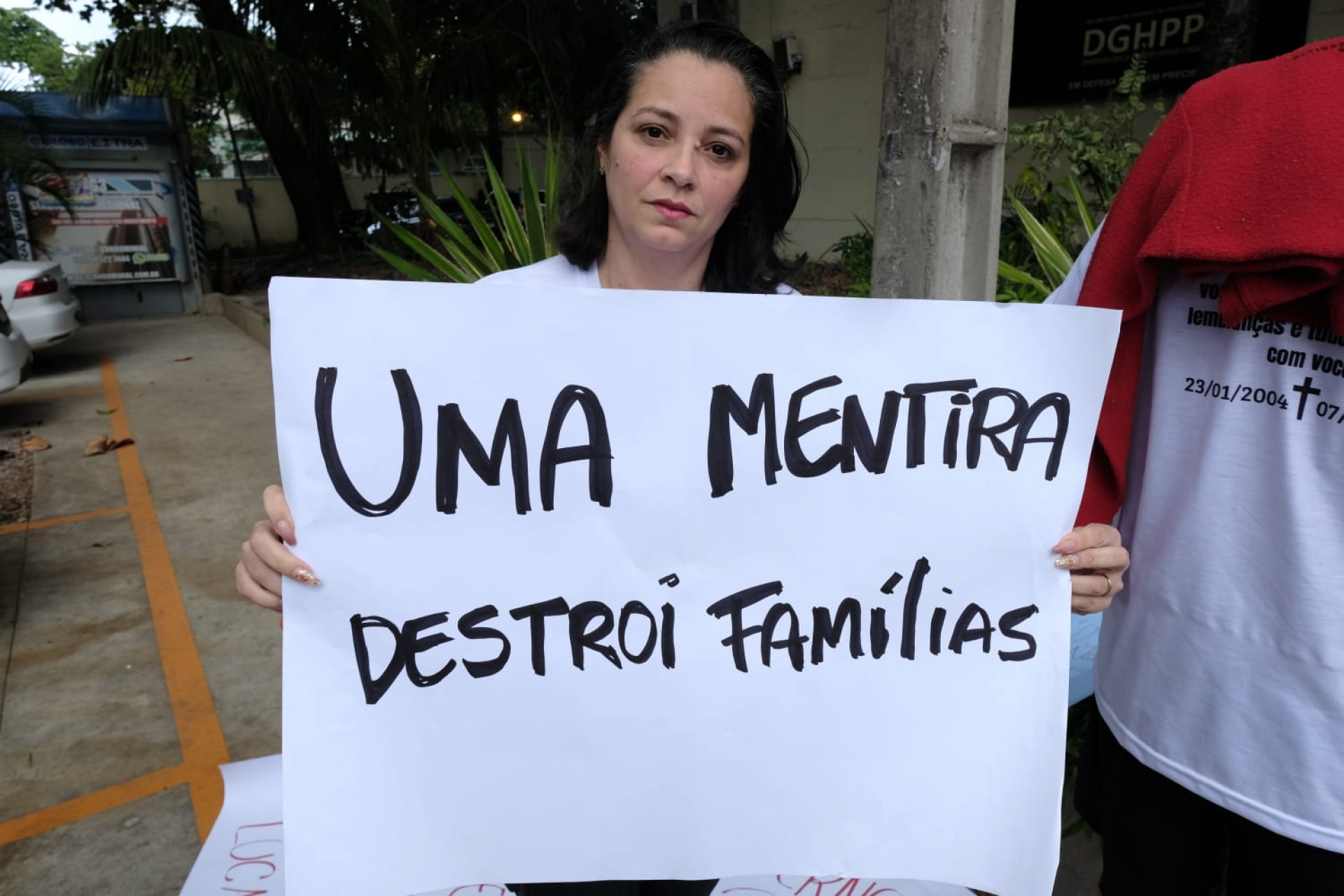 Familiares e amigos de Pedro Lucas Ramos estiveram na DHC nesta ter&ccedil;a - Pedro Teixeira / Ag&ecirc;ncia O Dia