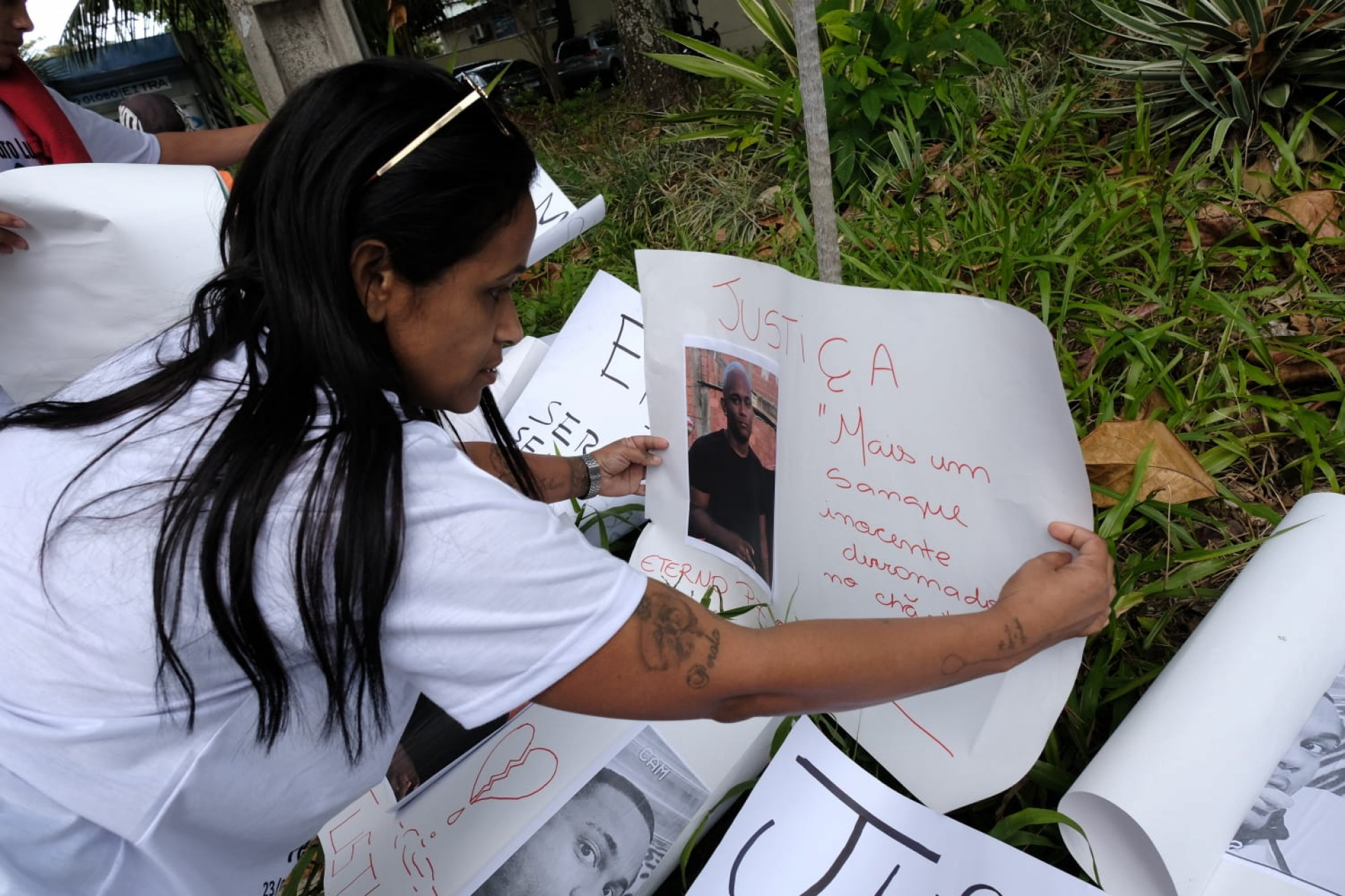 M&ocirc;nica Ramos, m&atilde;e de Pedro Lucas, levou cartazes pedindo justi&ccedil;a para o filho - Pedro Teixeira / Ag&ecirc;ncia O Dia