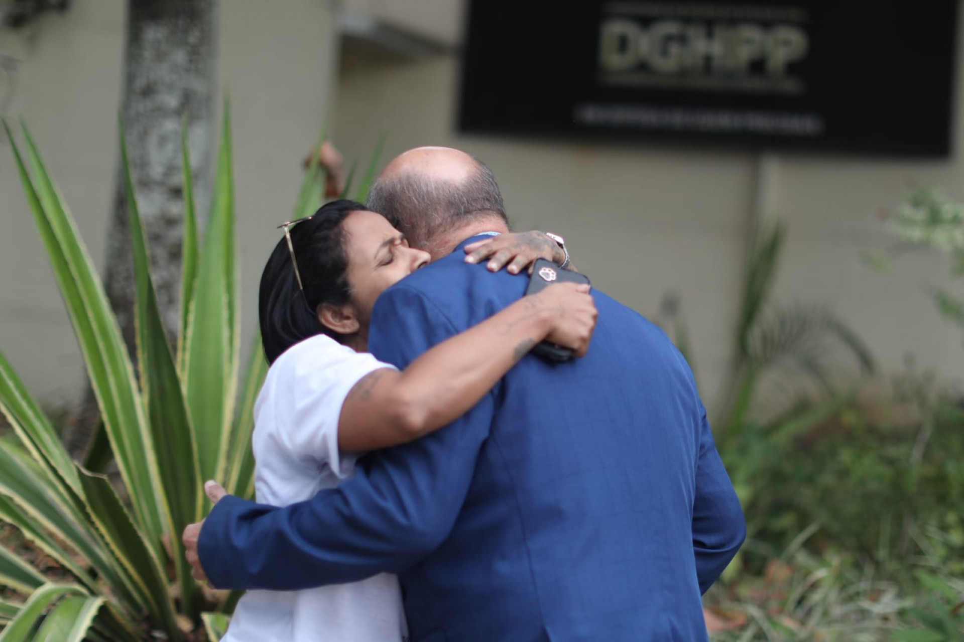 M&ocirc;nica Ramos, m&atilde;e de Pedro Lucas, abra&ccedil;a advogado da fam&iacute;lia na sede da DHC - Pedro Teixeira / Ag&ecirc;ncia O Dia