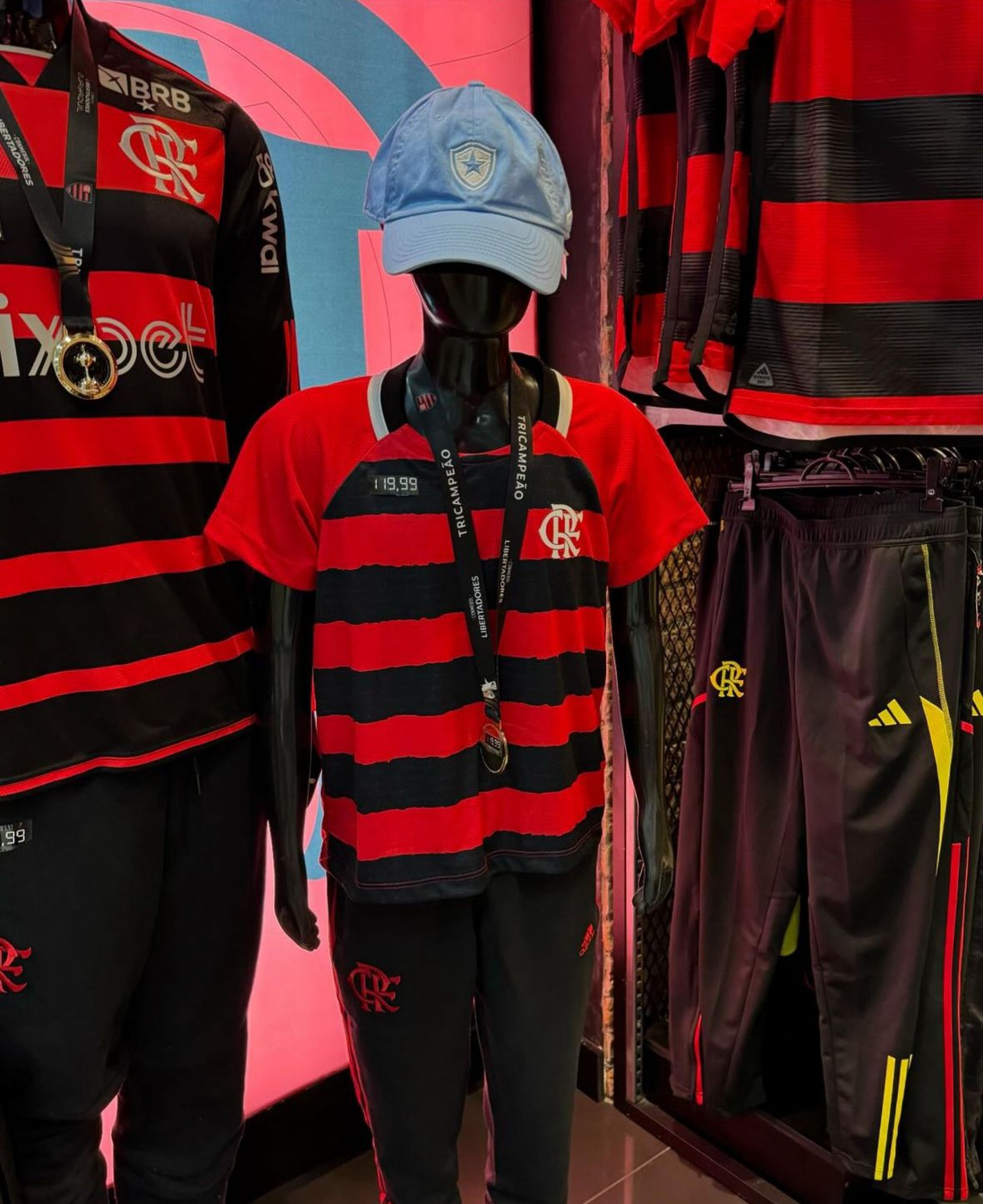 Manequim com roupas do Flamengo e bon&eacute; do Botafogo