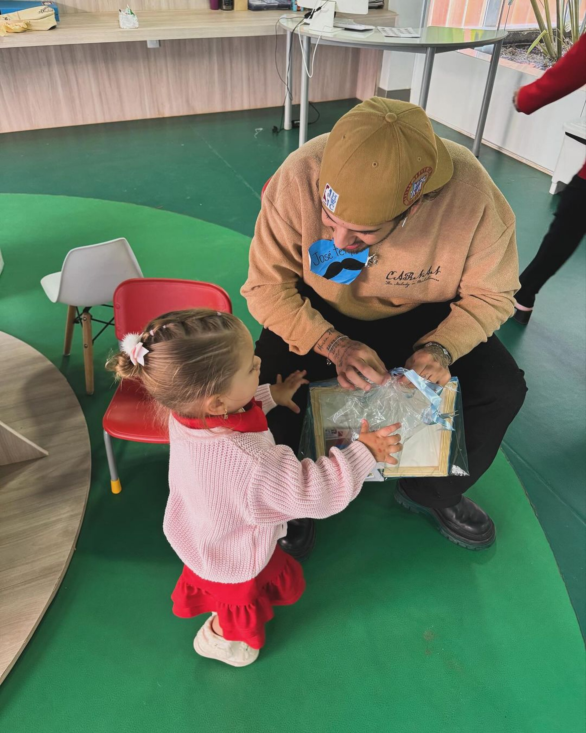 Zé Felipe na escola de Maria Flor - Reprodução / Instagram