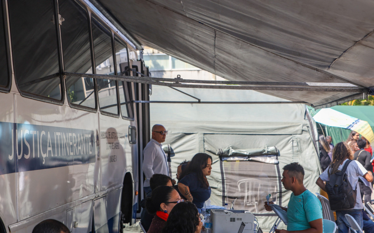 Justiça Itinerante participa de mutirão de serviços para população de rua na Catedral Metropolitana, nesta quarta-feira (14).
