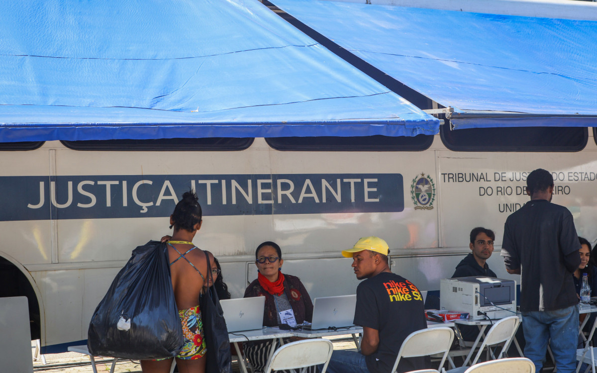 Justiça Itinerante participa de mutirão de serviços para população de rua na Catedral Metropolitana, nesta quarta-feira (14).
