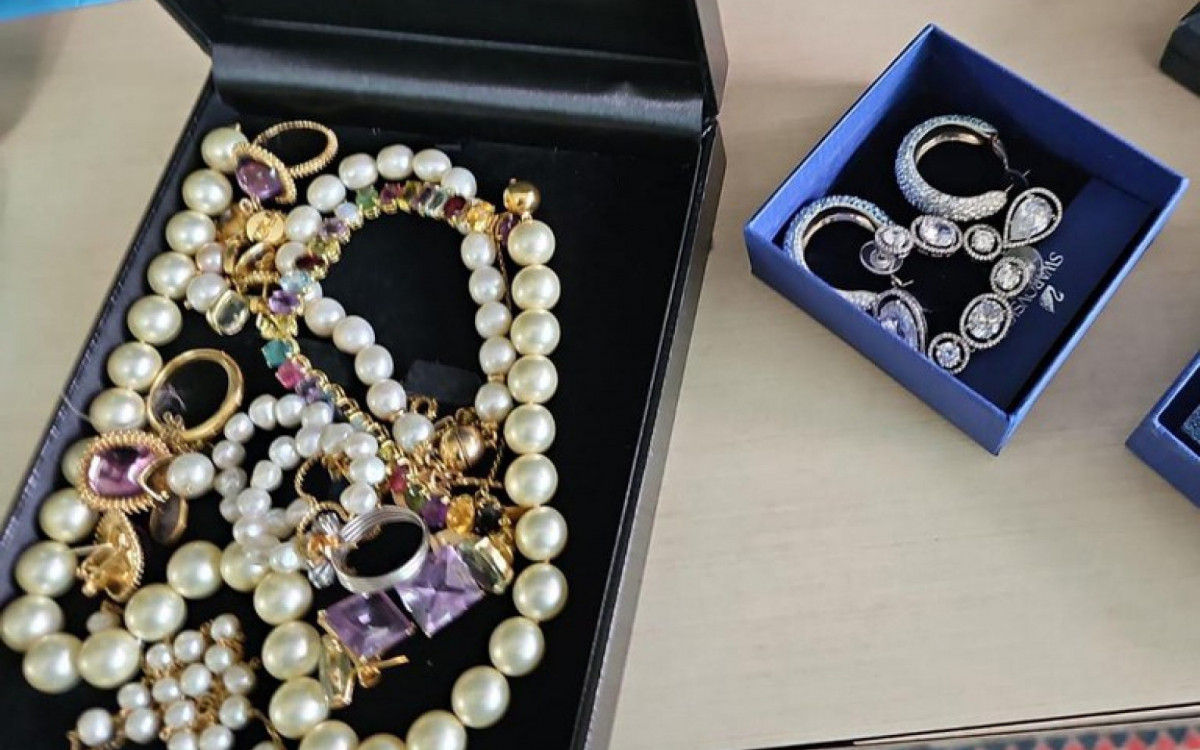 Joias apreendidas na casa de um dos alvos de operação deflagrada pela Polícia Federal - Divulgação/Polícia Federal