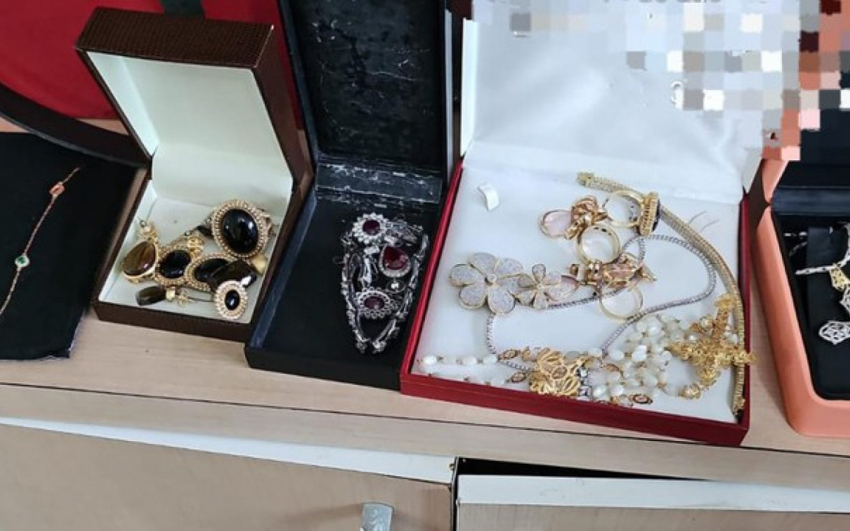 Joias apreendidas na casa de um dos alvos de operação deflagrada pela Polícia Federal - Divulgação/Polícia Federal