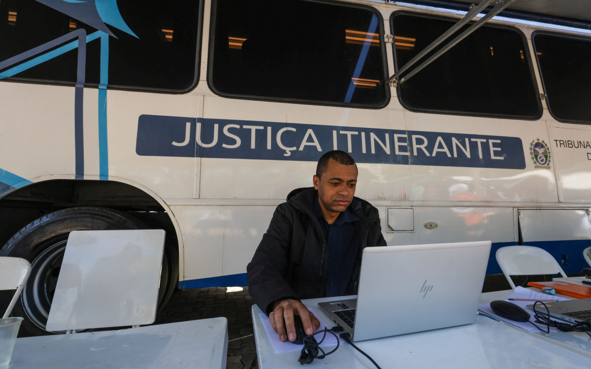 Justiça Itinerante participa de mutirão de serviços para população de rua na Catedral Metropolitana, nesta quarta-feira (14).
