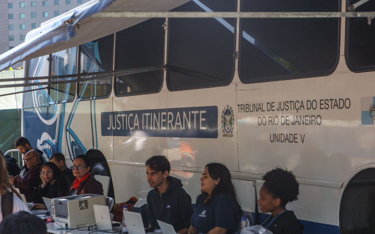 Justiça Itinerante participa de mutirão de serviços para população de rua na Catedral Metropolitana, nesta quarta-feira (14).
