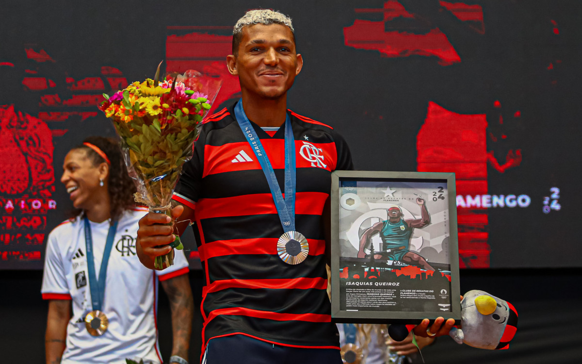 Isaquias recebeu do Flamengo um quadro com imagem dele e uma mensagem personalizada pela medalha na Olimpíada