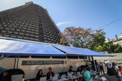 Ônibus da Justiça Itinerante oferece serviços jurídicos até esta quinta na Catedral Metropolitana do Rio