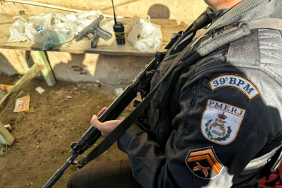 PM prende um suspeito e apreende dois menores com pistola e drogas em Santa Teresa em Belford Roxo
