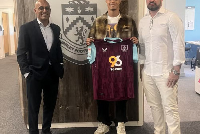 Técnico do Burnley busca 'amenizar pressão' sobre o filho de Ronaldinho Gaúcho