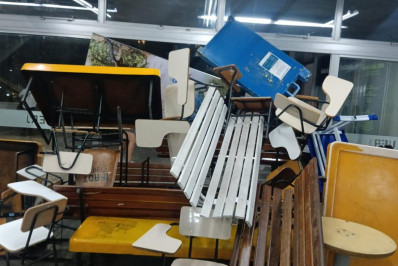Estudantes da Uerj obstruem acessos a prédio no campus do Maracanã com cadeiras e mesas