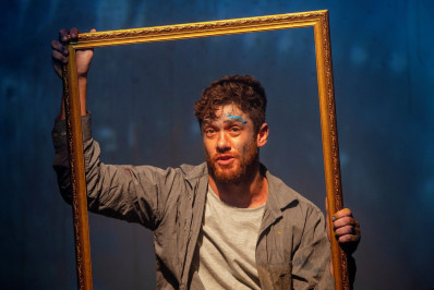 Leonardo Miggiorin protagoniza peça inspirada em poemas de Carlos Drummond de Andrade