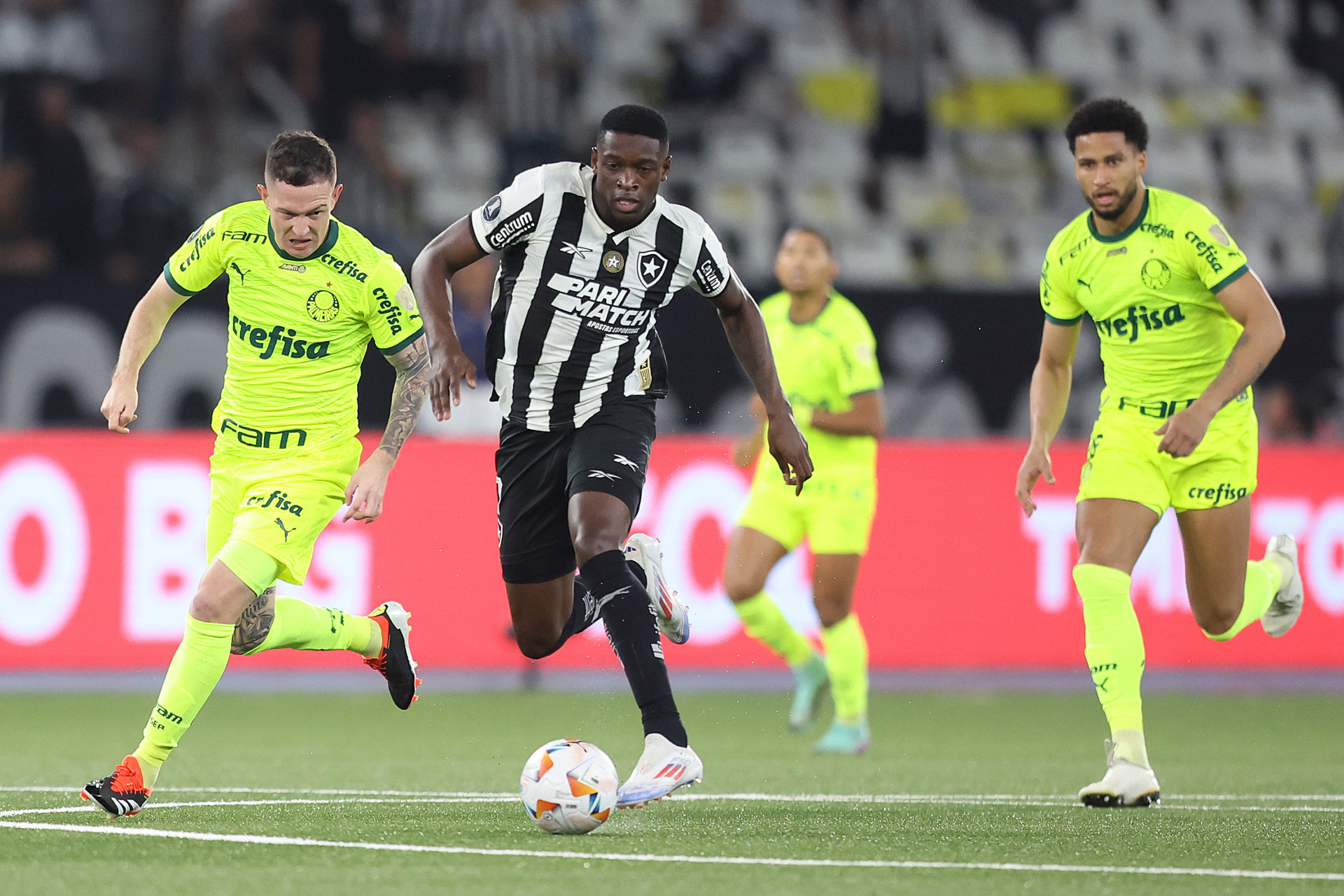 Luiz Henrique, do Botafogo, em a&ccedil;&atilde;o no jogo diante do Palmeiras - V&iacute;tor Silva/Botafogo