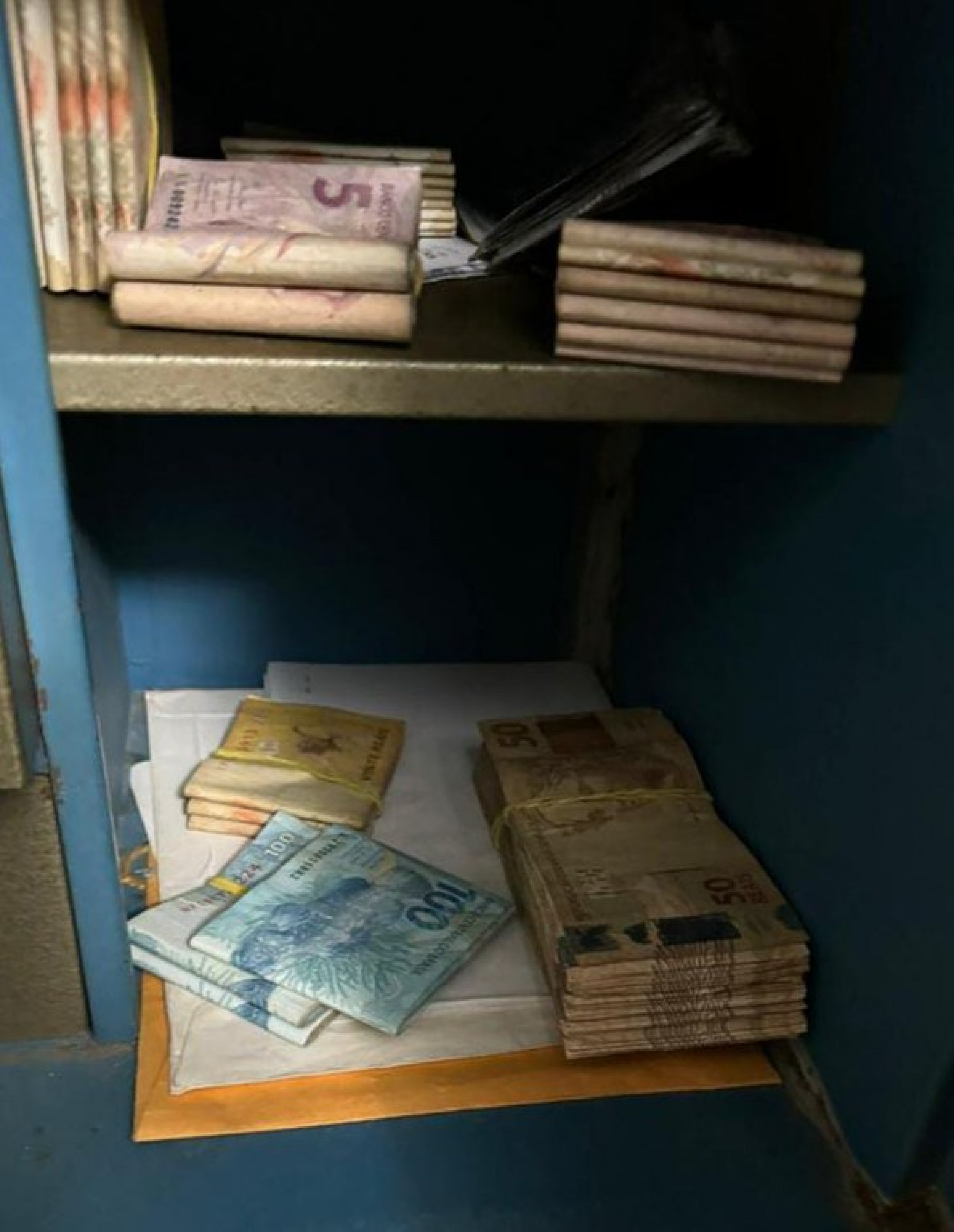 Dinheiro apreendido na casa de um dos alvos de operação deflagrada pela PF - Divulgação/Polícia Federal