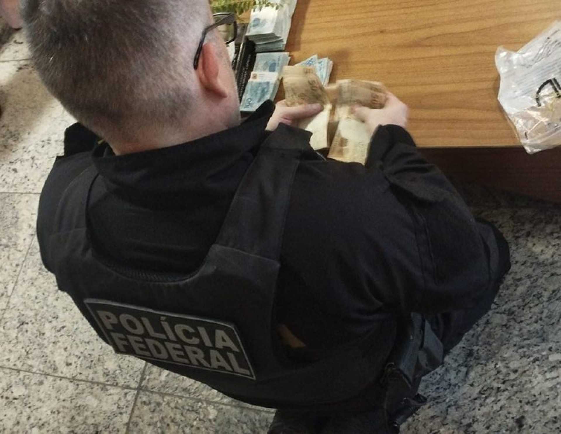 Dinheiro apreendido na casa de um dos alvos de operação deflagrada pela PF - Divulgação/Polícia Federal