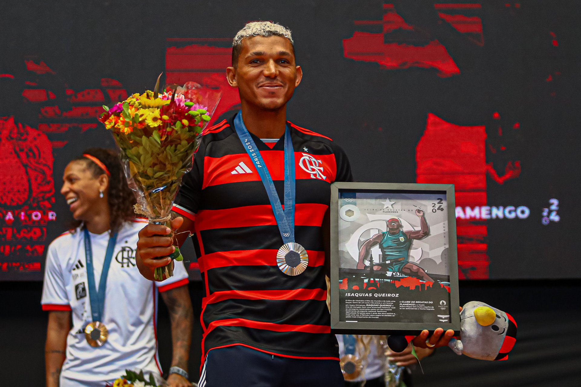 Isaquias recebeu do Flamengo um quadro com imagem dele e uma mensagem personalizada pela medalha na Olimpíada - Gilvan de Souza / Flamengo