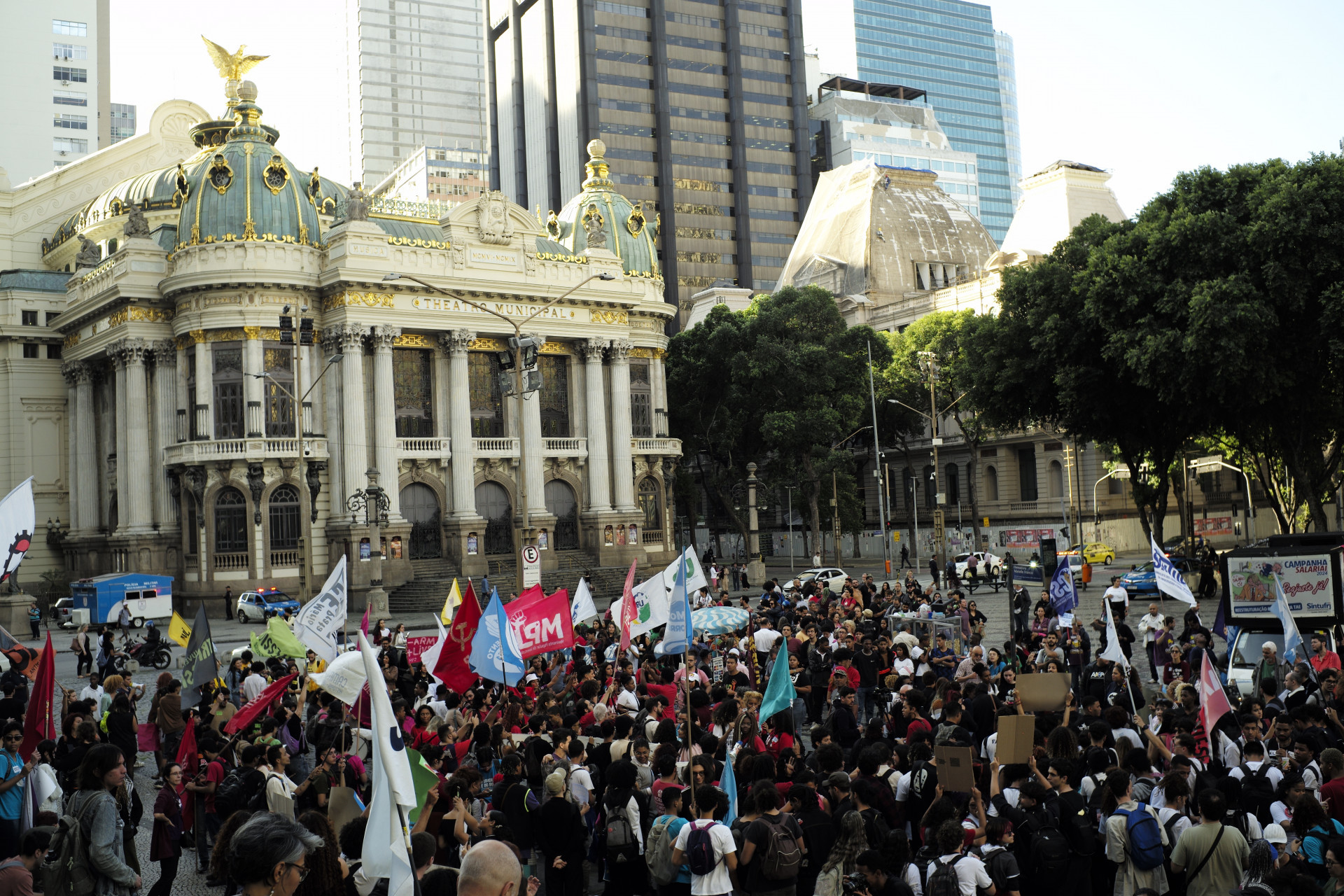 Estudantes e profissionais de educa&ccedil;&atilde;o realizaram ato no Centro pedindo melhorias para classes - Pedro Teixeira/Ag&ecirc;ncia O Dia